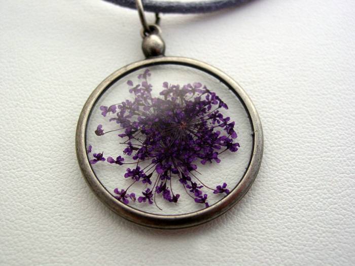 Queen Anne's Lace Necklace Purple Dried Pressed Flower In Resin Necklace (J5)
